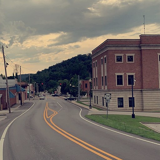 A street in McKee, Kentucky Looking down U.S. 421 North in Downtown McKee, KY.